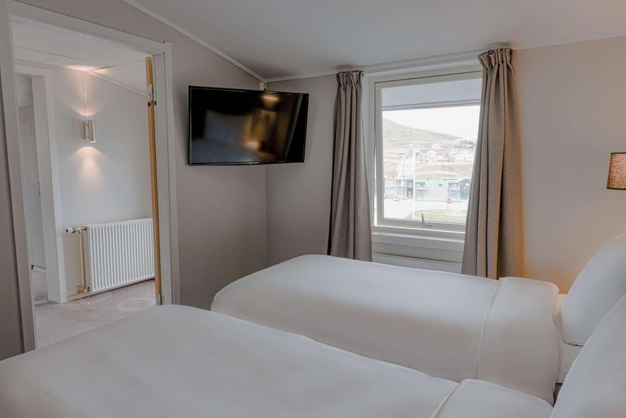 Radisson Blu Polar Hotel, Spitsbergen Лонгйир Экстерьер фото